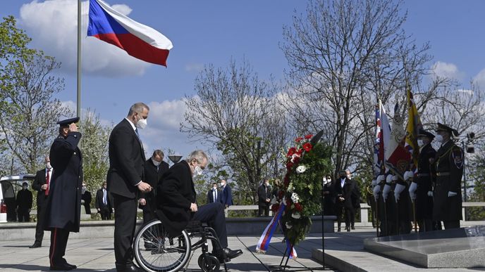 Prezident Miloš Zeman položil věnec u hrobu Neznámého vojína na pražském Vítkově při pietním aktu uspořádaném 8. května 2021 u příležitosti 76. výročí ukončení druhé světové války.