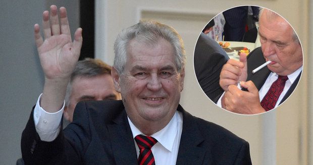 Cigarety zmizí z restaurací a barů. Zeman podepsal protikuřácký zákon 