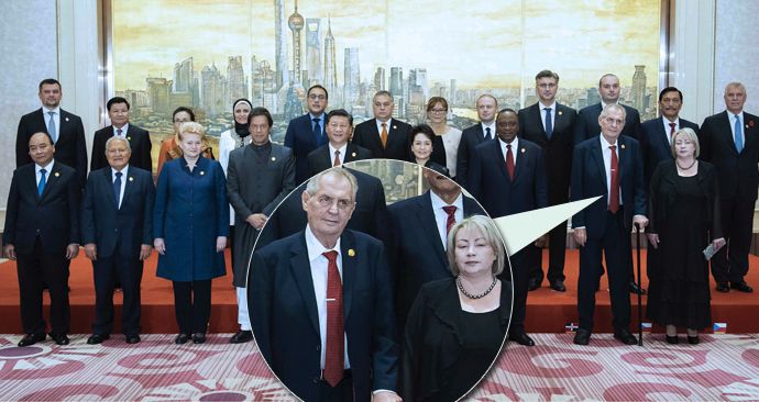 Prezident Miloš Zeman na podnikatelské fóru v Číně na společné fotografii s manželkou Ivanou a nezapnutým sakem (6. 11. 2018)