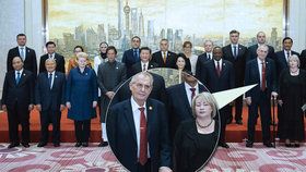 Prezident Miloš Zeman na podnikatelské fóru v Číně na společné fotografii s manželkou Ivanou a nezapnutým sakem (6. 11. 2018)