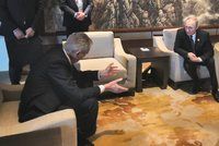 Zeman se v Číně sešel s Putinem, který ho bedlivě poslouchal. Ale nepřisedl si