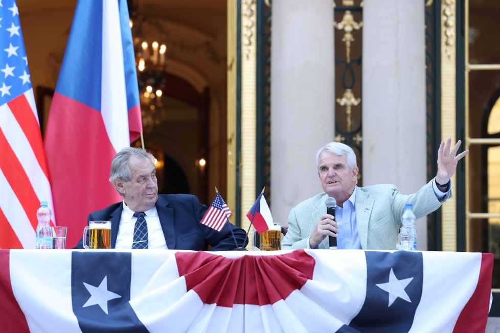 Oslavy 244. výročí Dne nezávislosti USA: Miloš Zeman a Stephen B. King (30. 6. 2020)