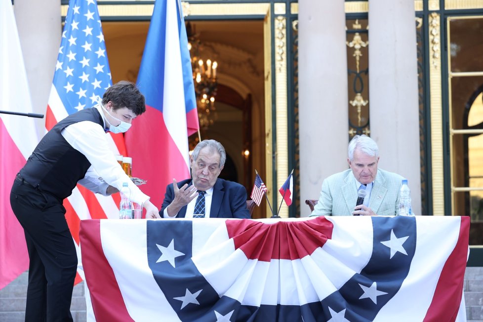 Oslavy 244. výročí Dne nezávislosti USA: Miloš Zeman a Stephen B. King (30. 6. 2020)