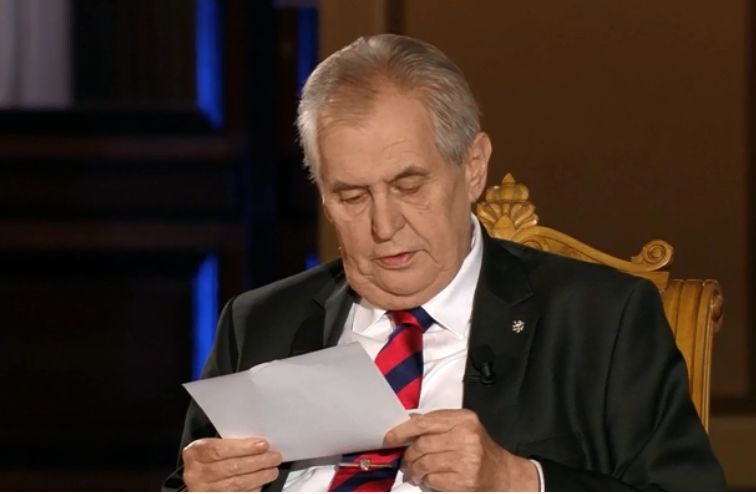 Prezident Miloš Zeman čte v debatě ČT ze seznamu dárců na svoji kampaň