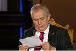 Prezident Miloš Zeman čte v debatě ČT ze seznamu dárců na svoji kampaň.