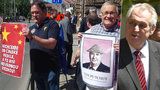 Zeman v Brně: Zastupitelé ho »zazdili«, s urážkami ho vítali demonstranti