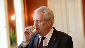 Prezident Zeman si během tiskovky musel vyžádat sklenici vody