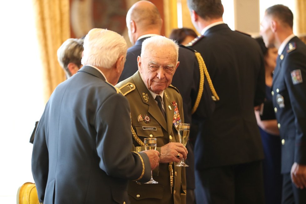 Prezident Miloš Zeman jmenoval na Hradě nové generály (8. 5. 2019)