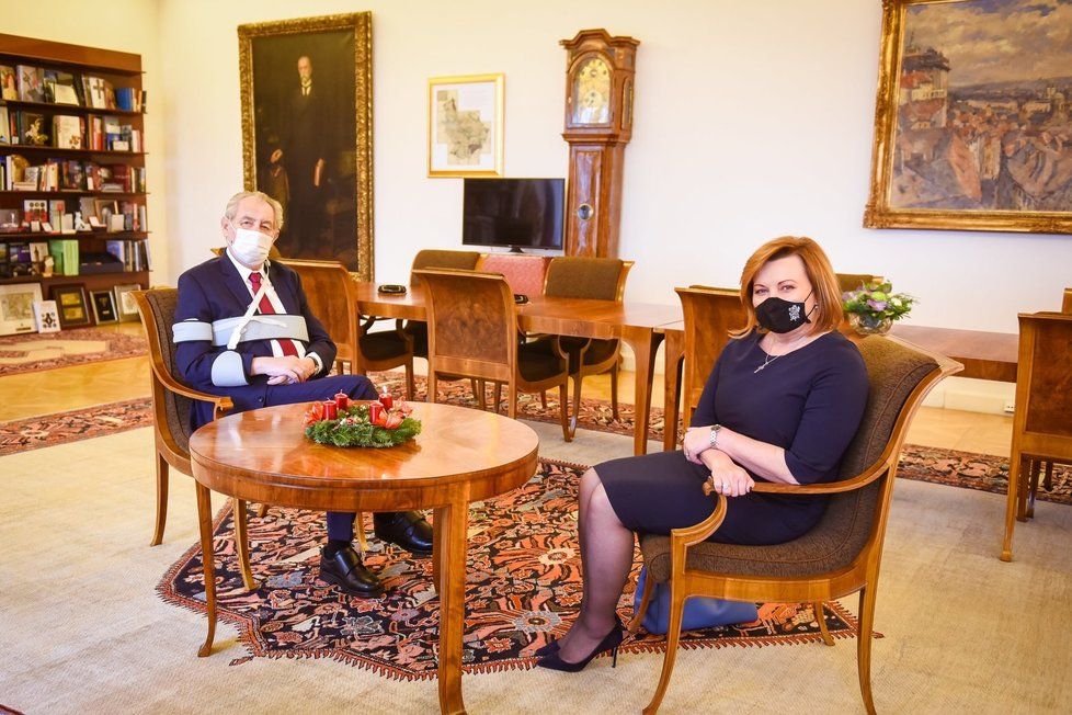 Prezident Miloš Zeman a vicepremiérka Alena Schillerová (za ANO) na Hradě (1. 12. 2020)