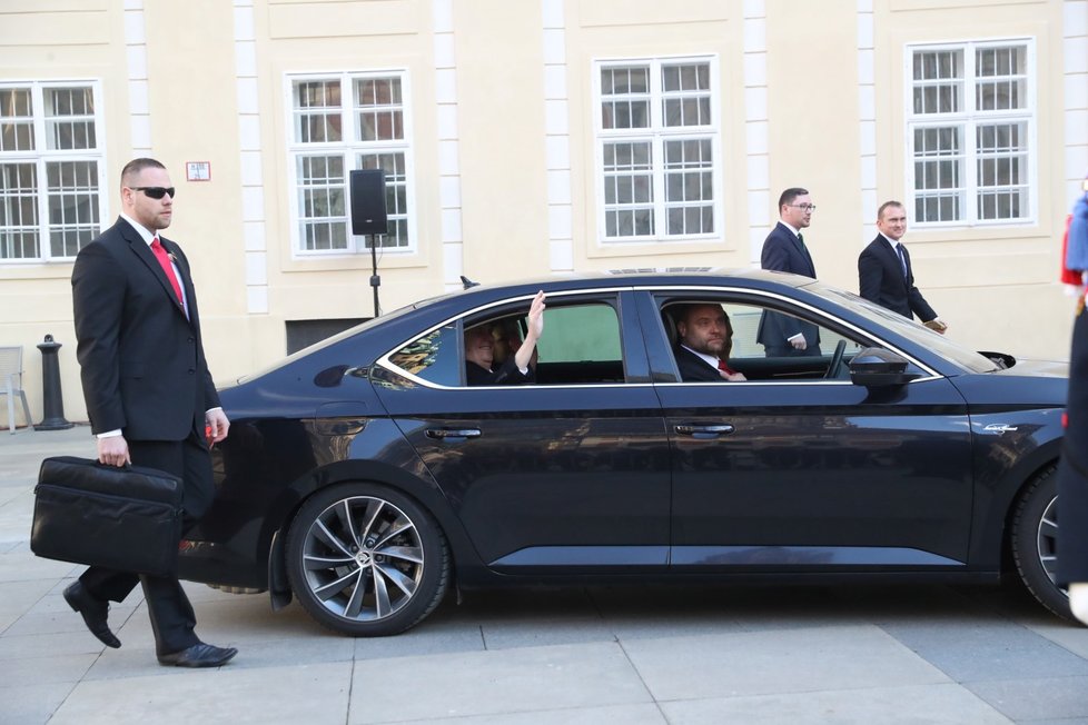Agent s kufříkem na ochranu prezidenta Zemana měl zřejmě přenosný štít