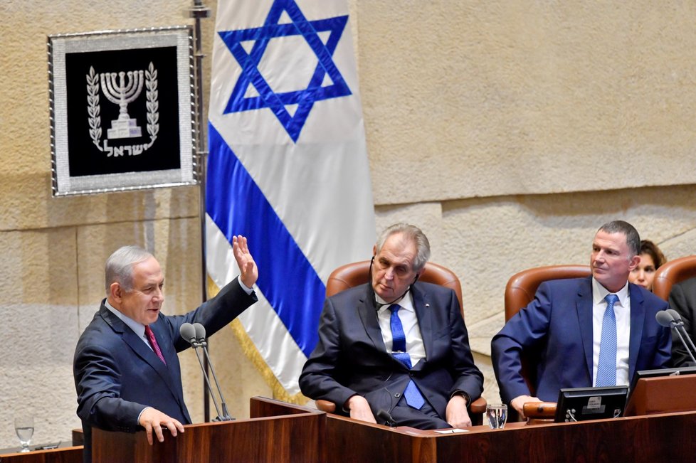 Český prezident Miloš Zeman v izraelském parlamentu. Přihlíží i předseda Knesetu Juli Edelstein (26. 11. 2018)