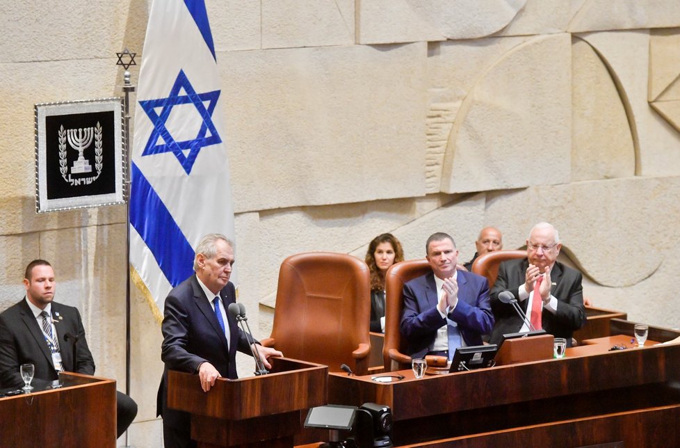 Český prezident Miloš Zeman v izraelském parlamentu. Přihlíží i předseda Knesetu Juli Edelstein (26. 11. 2018)