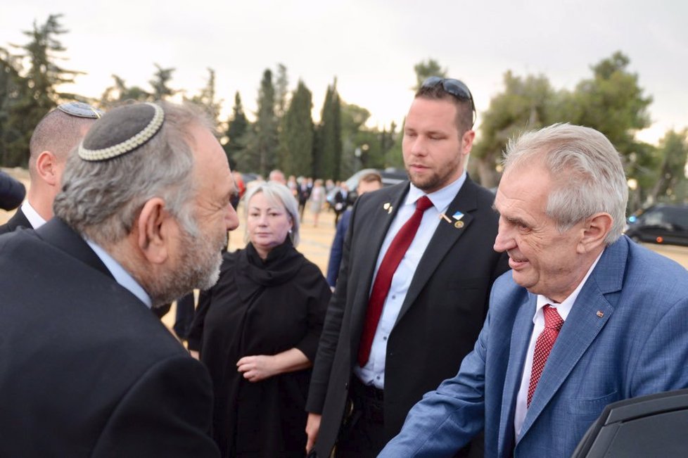 Prezident Miloš Zeman s manželkou Ivanou zahájili státní návštěvu Izraele uctěním památky Theodora Herzla. (25. 11. 2018)