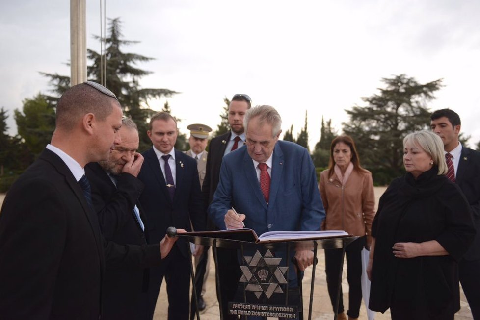 Prezident Miloš Zeman s manželkou Ivanou zahájili státní návštěvu Izraele uctěním památky Theodora Herzla. (25. 11. 2018)