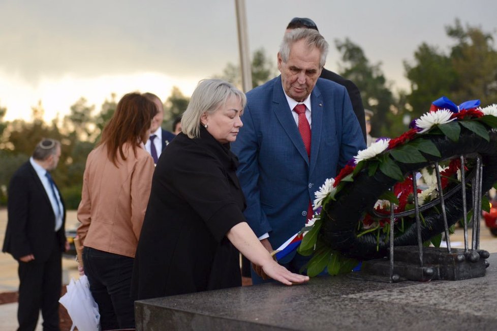 Prezident Miloš Zeman s manželkou Ivanou zahájili státní návštěvu Izraele uctěním památky Theodora Herzla (25. 11. 2018).