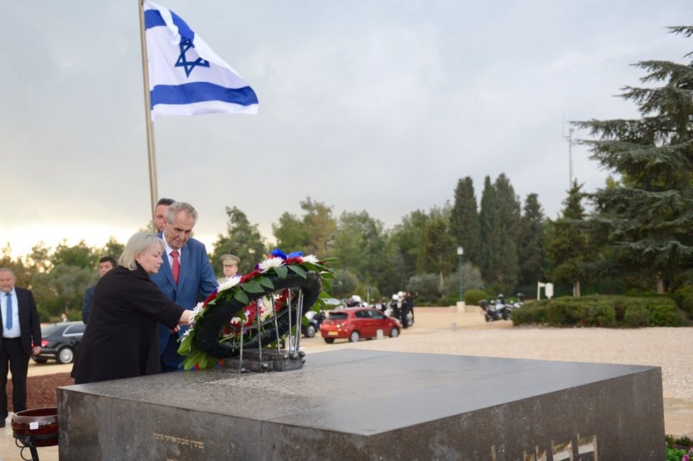 Prezident Miloš Zeman s manželkou Ivanou zahájili státní návštěvu Izraele uctěním památky Theodora Herzla. (25. 11. 2018)