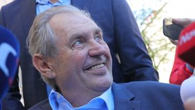 Bývalý prezident Miloš Zeman vyrazil poprvé do své kanceláře (19. 4. 2023).