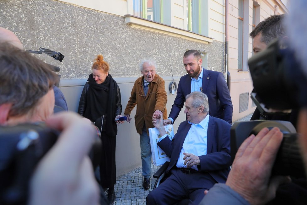 Bývalý prezident Miloš Zeman vyrazil poprvé do své kanceláře (19.4.2023)