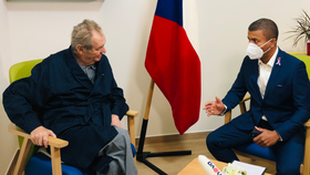 Prezident Miloš Zeman a moderátor Rey Koranteng v Ústřední vojenské nemocnici (17. 11. 2021)