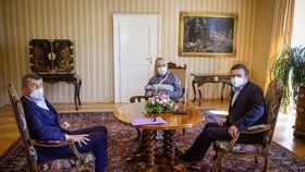 Schůzka v Lánech v době koronaviru: Zleva premiér Andrej Babiš (ANO), prezident Miloš Zeman a vicepremiér Jan Hamáček (ČSSD)
