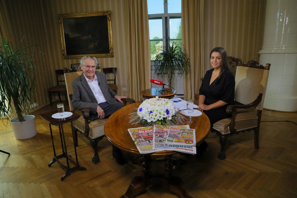 Prezident Miloš Zeman a moderátorka Vera Renovica v pořadu S prezidentem v Lánech (22. 9. 2019)