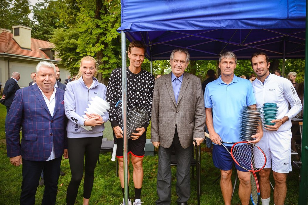 Prezident Zeman obklopen sportovními hvězdami (zleva Miroslav Černošek, Petra Kvitová, Tomáš Berdych, Miloš Zeman, Jan Železný a Radek Štěpánek)