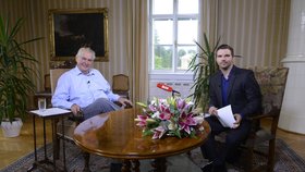 Prezident Miloš Zeman a moderátor David Vaníček v pořadu S prezidentem v Lánech