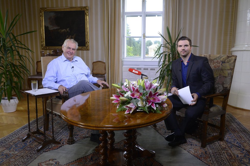 Prezident Miloš Zeman a moderátor David Vaníček v pořadu S prezidentem v Lánech