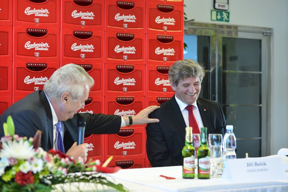 Zeman si zašel na pivo přímo do pivovaru.