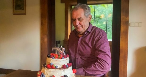 Poslední narozeniny jako prezident: Zeman s třípatrovým dortem slavil 78 let