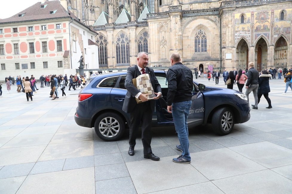 Gratulanti na Pražském hradě při cestě na oslavu 75. narozenin Miloše Zemana