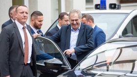 Prezident Miloš Zeman opustil Ústřední vojenskou nemocnici po vyšetření sluchu (6. 2. 2020).