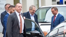 Prezident Miloš Zeman opustil Ústřední vojenskou nemocnici po vyšetření sluchu (6. 2. 2020).