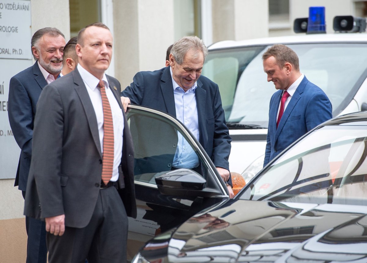 Prezident Miloš Zeman opustil Ústřední vojenskou nemocnici po vyšetření sluchu (6. 2. 2020)