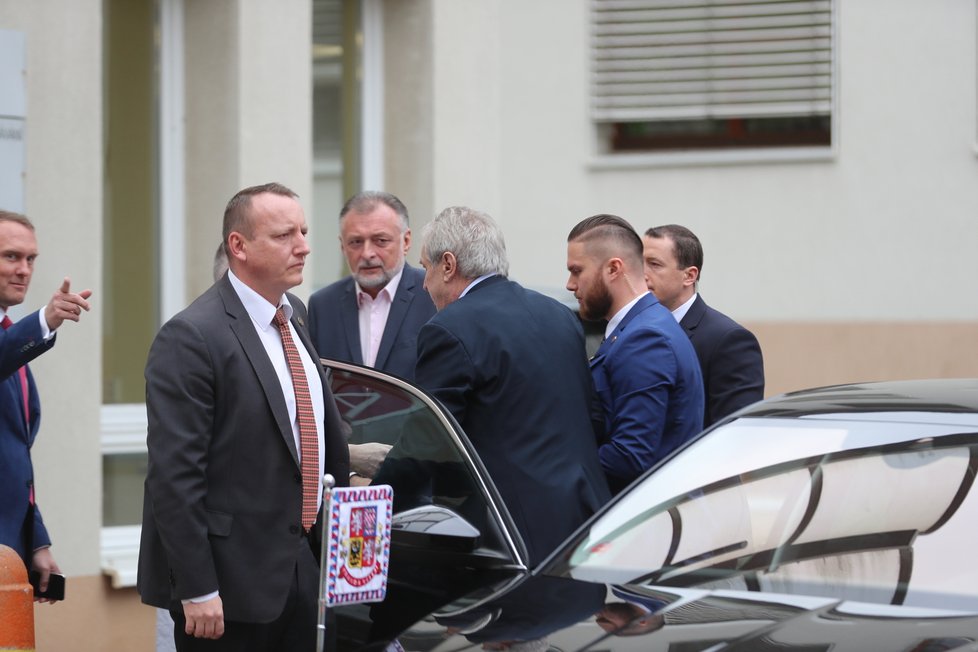 Prezident Miloš Zeman dorazil do nemocnice na vyšetření sluchu (6. 2. 2020)