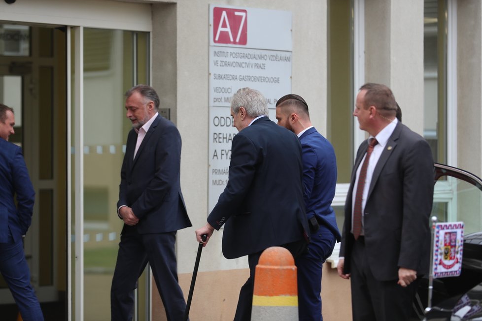 Prezident Miloš Zeman dorazil do nemocnice na vyšetření sluchu (6. 2. 2020).