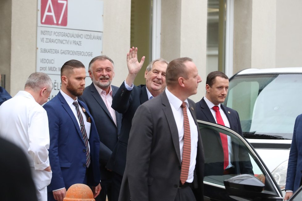 Prezident Miloš Zeman při odjezdu z Ústřední vojenské nemocnice (6. 2. 2020)