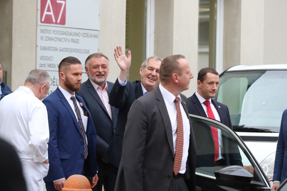 Prezident Miloš Zeman při odjezdu z Ústřední vojenské nemocnice (6. 2. 2020)