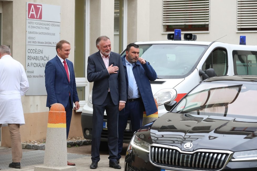 Na odjezd prezidenta Miloše Zemana čekal u ÚVN jeho tým (6. 2. 2020)