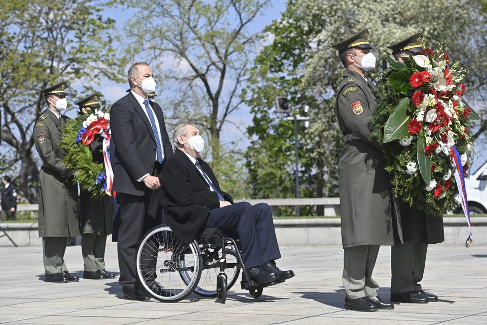 Prezident Miloš Zeman (třetí zprava) položil věnec u hrobu Neznámého vojína na pražském Vítkově při pietním aktu uspořádaném 8. května 2021 u příležitosti 76. výročí ukončení druhé světové války.