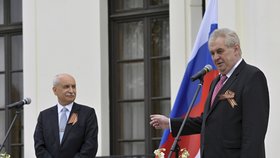 Prezident Miloš Zeman na ruské ambasádě v Praze. Přihlíží končící ambasador Sergej Kiseljov.