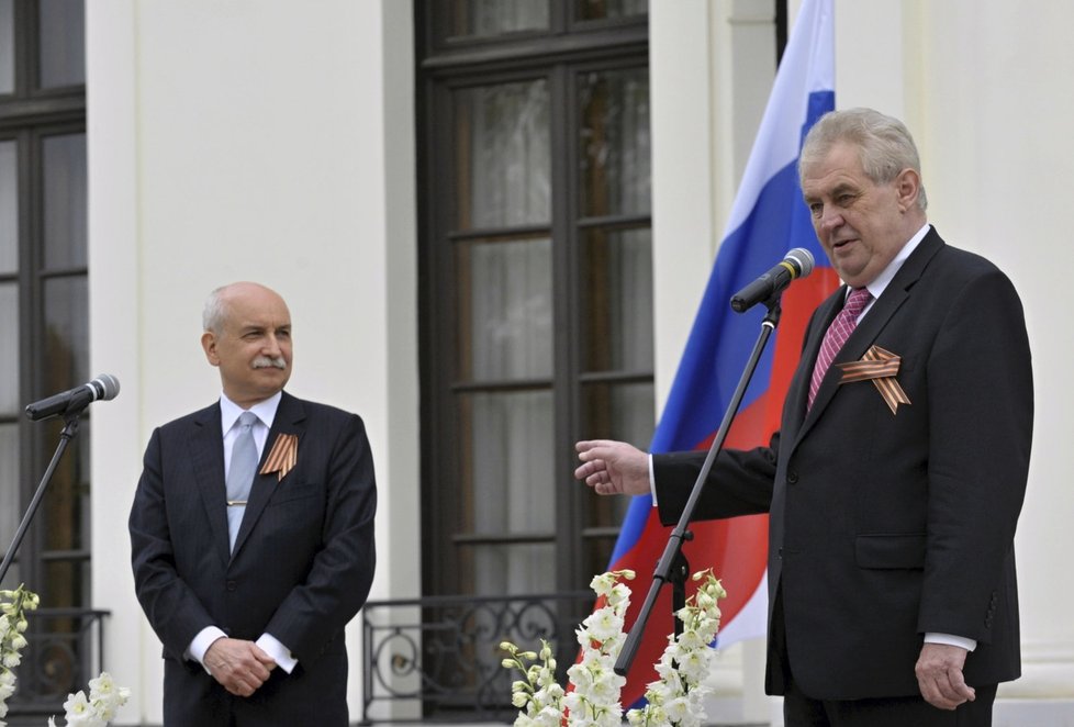 Prezident Miloš Zeman na ruské ambasádě v Praze. Přihlíží končící ambasador Sergej Kiseljov.