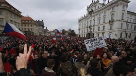 Demonstrace proti prezidentu Zemanovi.