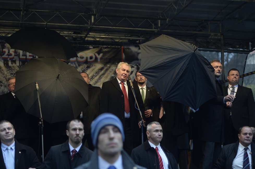 Prezidenta se snažila ochranka před rajčaty, která po Zemanovi lidé házeli, bránit deštníky 