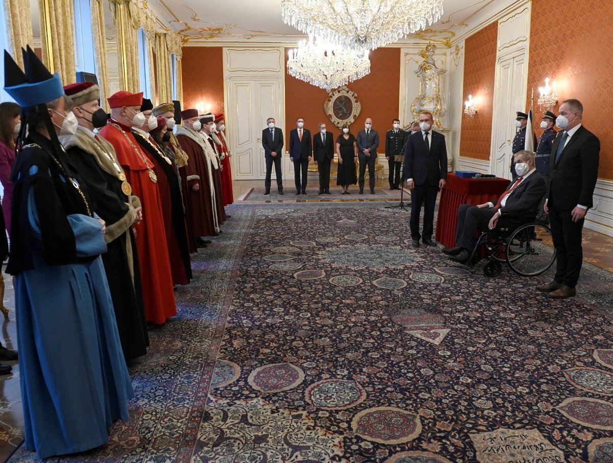 Prezident Miloš Zeman na Pražském hradě jmenoval 11 nových rektorů vysokých škol. Většina z nich se svých funkcí ujme od začátku února (26. 1. 2022)