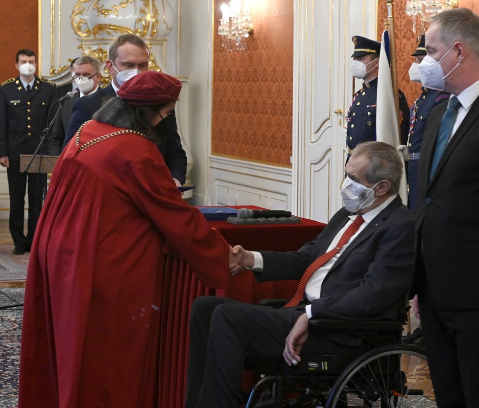 Prezident Miloš Zeman na Pražském hradě jmenoval 11 nových rektorů vysokých škol. Většina z nich se svých funkcí ujme od začátku února. Rektorkou Univerzity Karlovy se stala Milena Králíčková (na snímku), nejstarší českou vysokou školu tak prvně povede žena (26. 1. 2022)