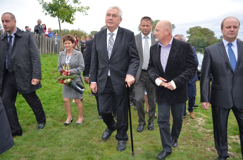 Zeman v doprovodu archeologa Luďka Galušky zavítal do archeoskanzenu v Modré na Slovácku