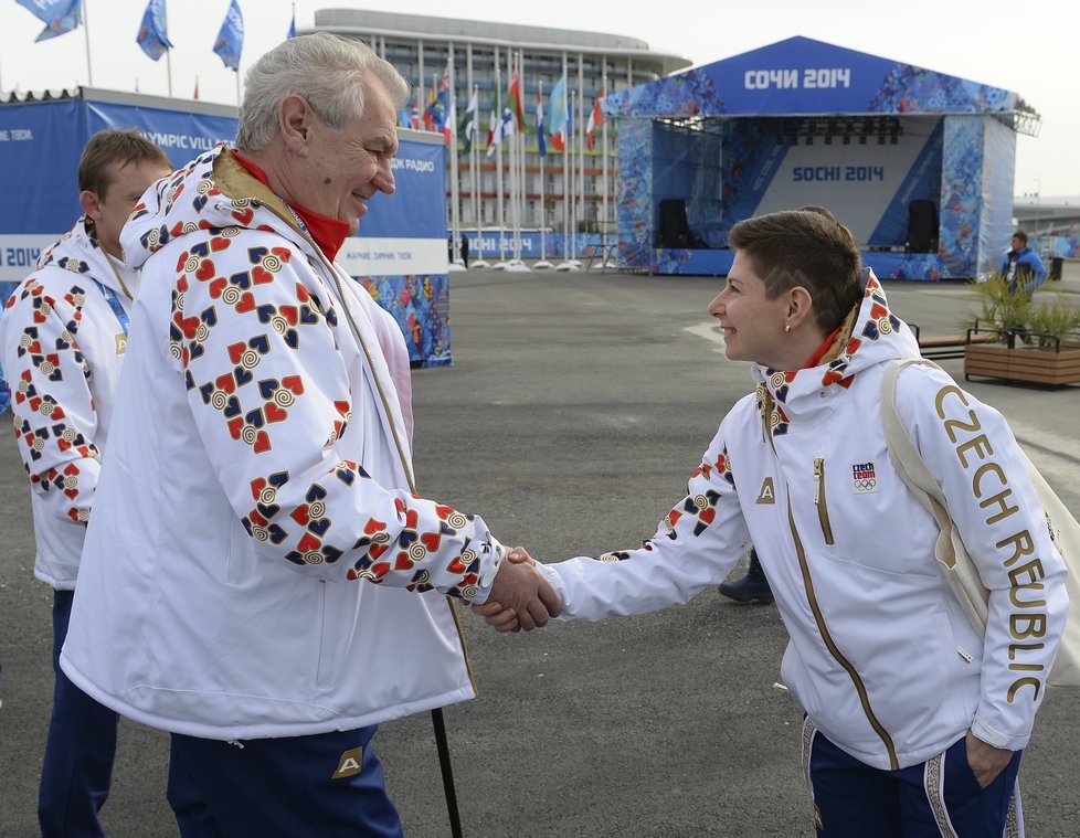 Prezident Miloš Zeman se v olympijské vesnici pozdravil i s rychlobruslařkou Kateřinou Novotnou.