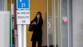Prezidenta Miloše Zemana v Ústřední vojenské nemocnici navštívily manželka Ivana s dcerou Kateřinou (12. 10. 2021)