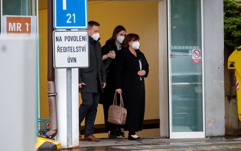Prezidenta Miloše Zemana v Ústřední vojenské nemocnici navštívily manželka Ivana s dcerou Kateřinou (12. 10. 2021)
